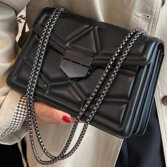 ❤️QUILTED SILVER CHAIN CROSSBODY OR SHOULDER BAG - Picture 1 of 6